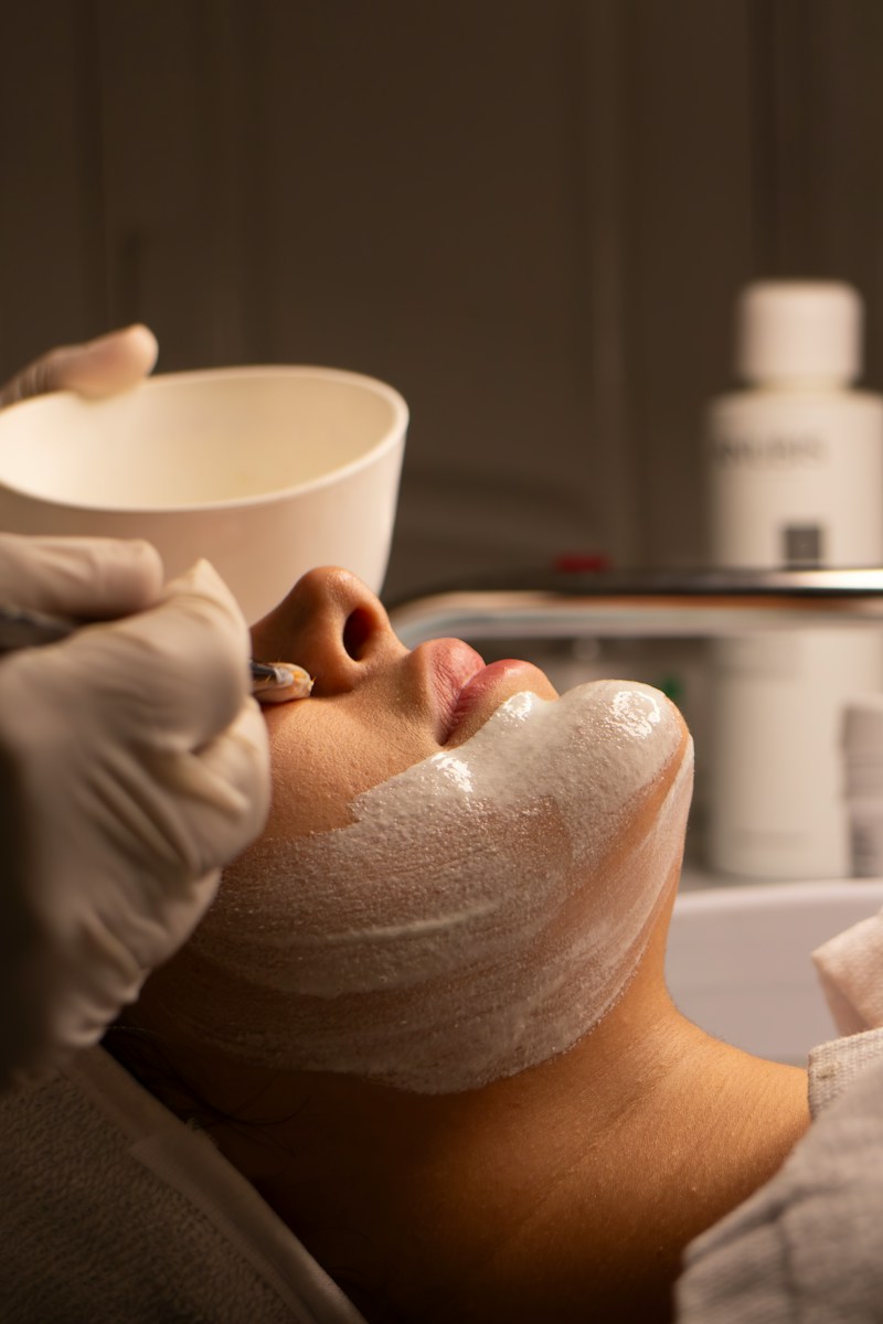 Femme recevant un soin du visage avec application d'un masque au pinceau chez YumeGin Massage à Carbon-Blanc